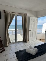 Habitación panorámica, 1 cama de matrimonio grande, vistas a la playa | 1 dormitorio, wifi gratis, ropa de cama