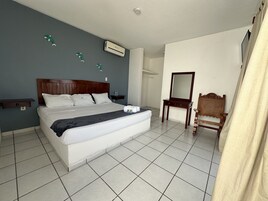 Habitación panorámica, 1 cama de matrimonio grande, vistas a la playa | 1 dormitorio, wifi gratis, ropa de cama