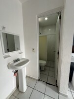 Habitación estándar | Baño | Ducha, toallas, jabón y champú