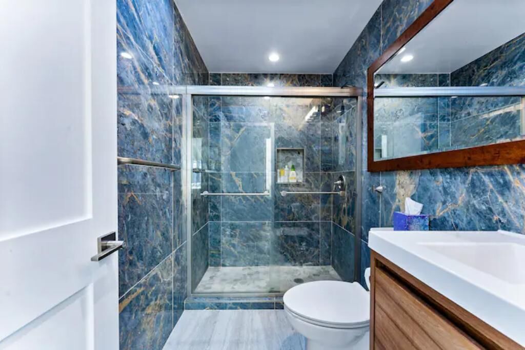 Bright Ocean Inspired Downtown Manhattan Beach Walk Street - Upper Unit
