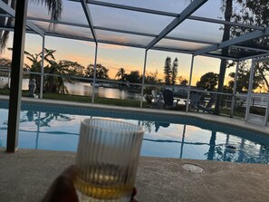 Una piscina al aire libre, una piscina climatizada