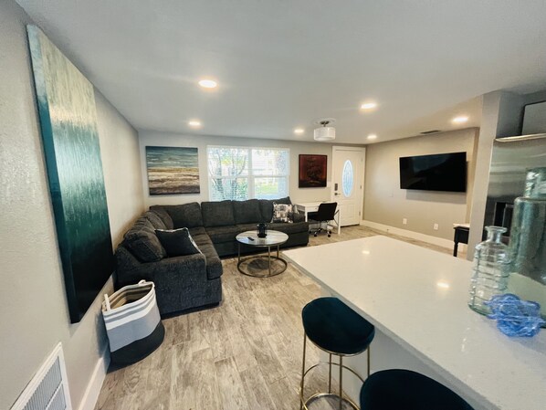 Smart TV, chimenea, videojuegos