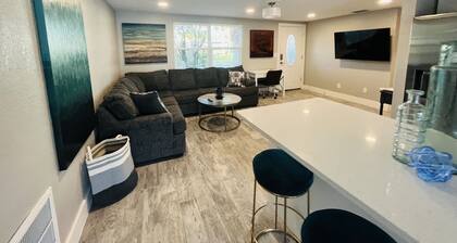 Lakefront Paradise, with Heated Private Pool.