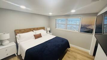 2 bedrooms, desk, iron/ironing board, WiFi