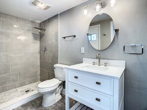 Dusche, kostenlose Toilettenartikel, Handtücher, Seife