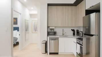 Geladeira, micro-ondas, fogão, cooktop