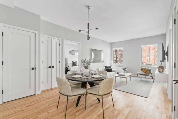 Dining - Top Notch 2-Bed/2-Bath in UES Mins to Central Park (New York)