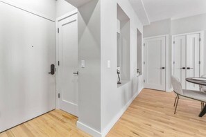 Interior - Top Notch 2-Bed/2-Bath in UES Mins to Central Park (New York)