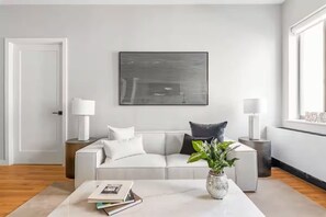 TV - Top Notch 2BR & 2BA Suite Minutes to Central Park (New York)