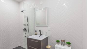 Een douche, een haardroger, handdoeken