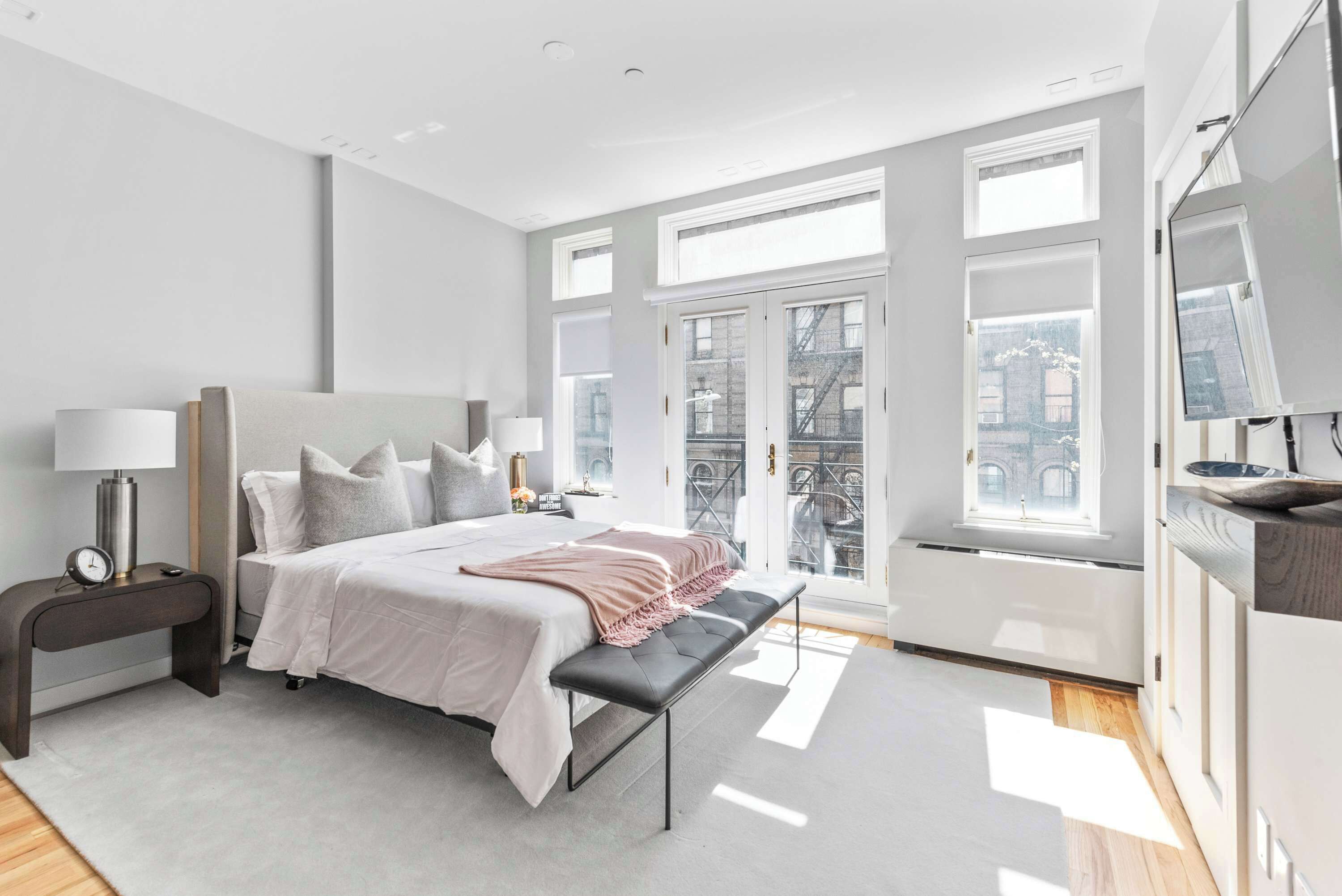 1 chambre, bureau, fer et planche à repasser, lit parapluie