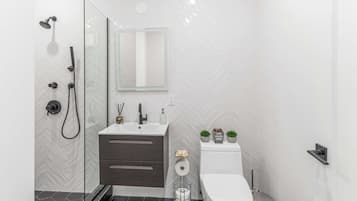 Een douche, een haardroger, handdoeken