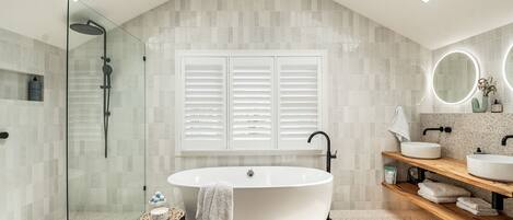 シャワー、ヘアドライヤー、タオル