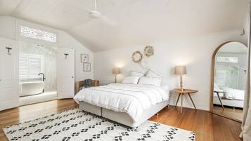 3 bedrooms, desk, free WiFi, bed sheets