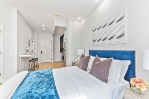 1 dormitori, escriptori i planxa i posts de planxar 