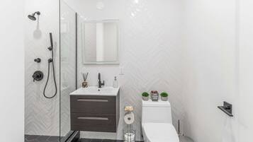 Een douche, een haardroger, handdoeken