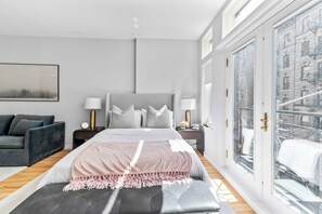 1 chambre, bureau, fer et planche à repasser, lit parapluie