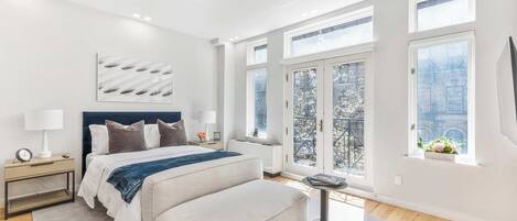 1 dormitori, escriptori i planxa i posts de planxar