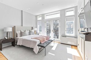 1 soverom, skrivebord, strykejern/-brett og reiseseng for barn