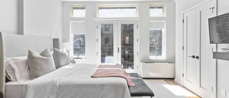 1 dormitori, escriptori i planxa i posts de planxar