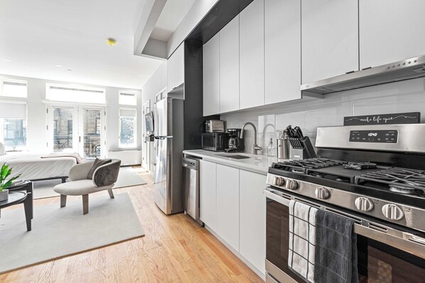 Refrigerador, microondas, horno y parrilla de estufa