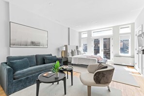 TV - Luxe Studio with Charming Juliet Balcony (New York)