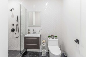 Dusche, Haartrockner, Handtücher, Seife