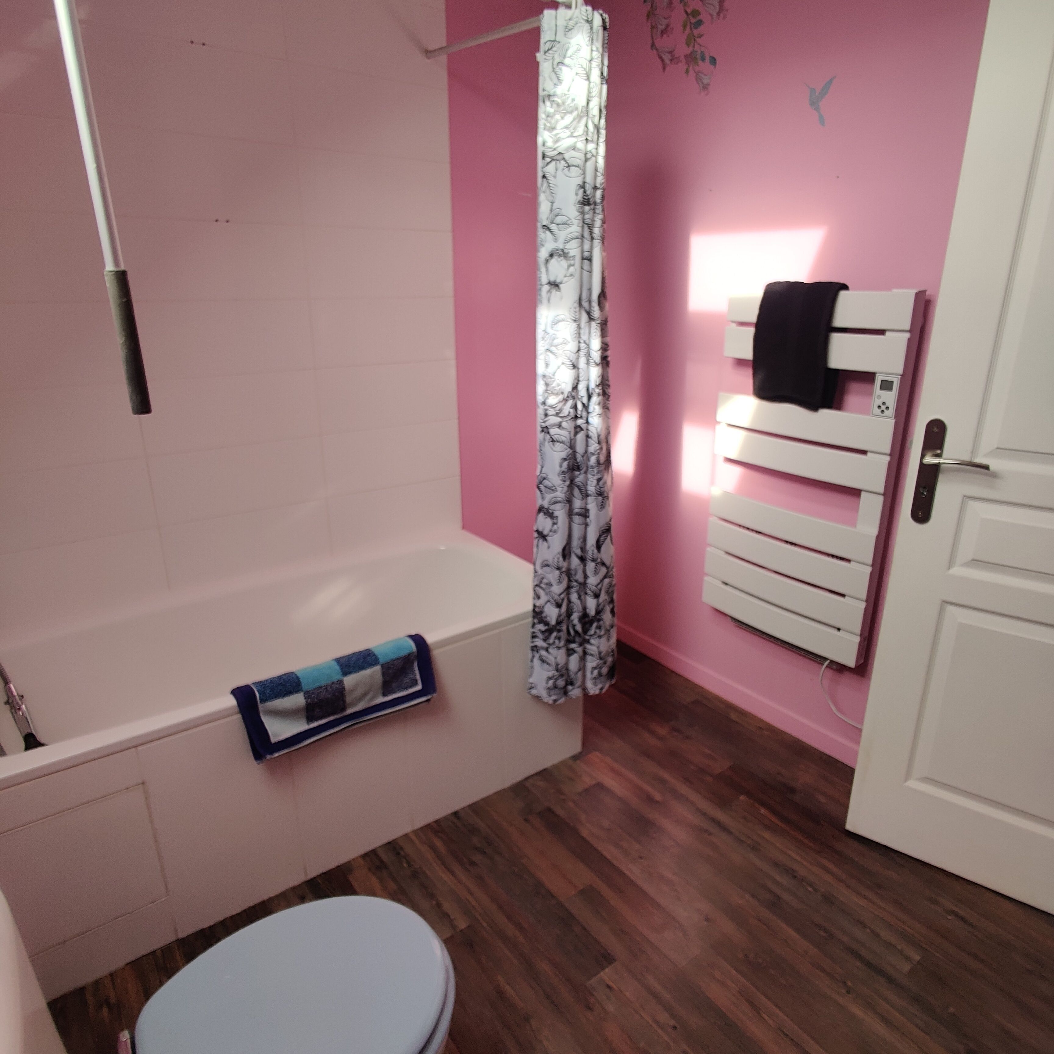 Ein Badezimmer mit Badewanne, Toilette und Duschvorhang.