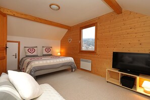 3 bedrooms, iron/ironing board, free WiFi