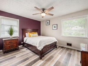 7 bedrooms, desk, WiFi, bed sheets