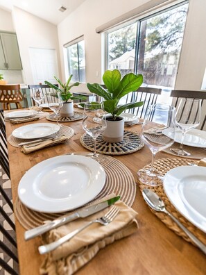 Dining - Modern+Renovated+5 Mins from Polar Express+ Holiday Availability+Snow Bowl (Flagstaff)