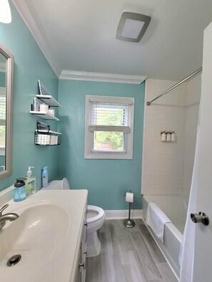 Hair dryer, towels, soap, shampoo - Close to MCRD Parris Island & Downtown • Veteran Owned (Beaufort)