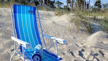Beach nearby, sun loungers, beach towels