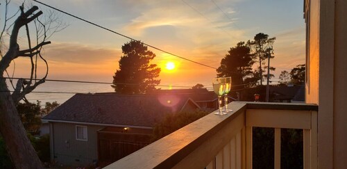 Enjoy Big Views on Lodge Hill in Cambria! Great location and Pet-Friendly!