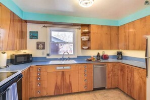 Een koelkast, een magnetron, een oven, een kookplaat