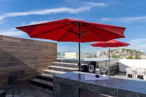 Una piscina al aire libre, sombrillas, tumbonas