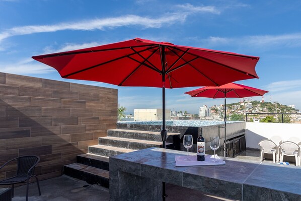 Kolam renang outdoor, dengan payung kolam renang dan kursi berjemur