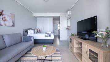 1 quarto, cofres nos quartos, ferros/tábuas de passar roupa