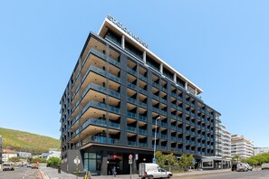 Exterior - Sea Point Bliss With A Lion's Head View l Pool (Cape Town)