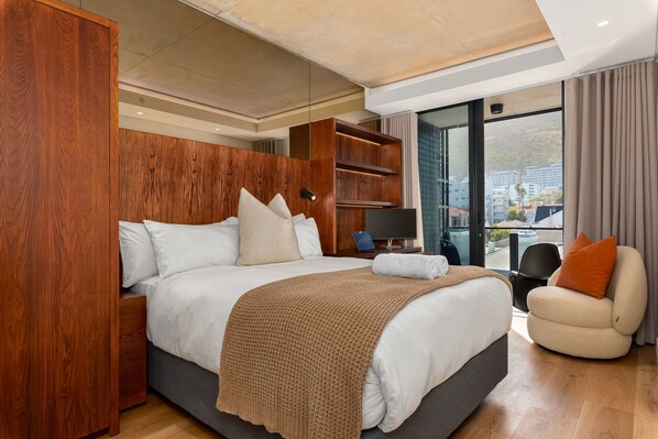 2 bedrooms, in-room safe, desk, iron/ironing board - Sea Point Bliss With A Lion's Head View l Pool (Cape Town)