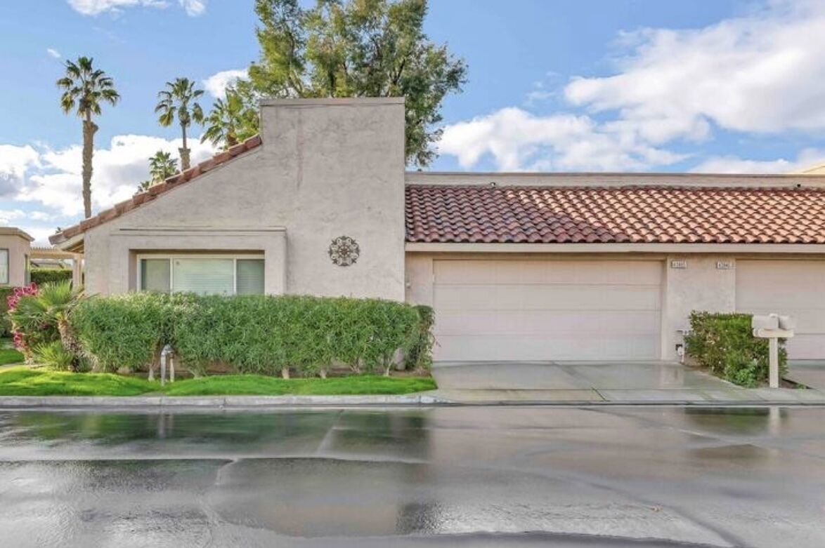 Resort living in Palm Desert pickleball/tennis condo!
