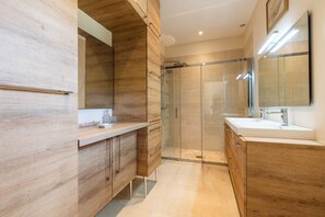 Serviettes fournies, savon, papier toilette