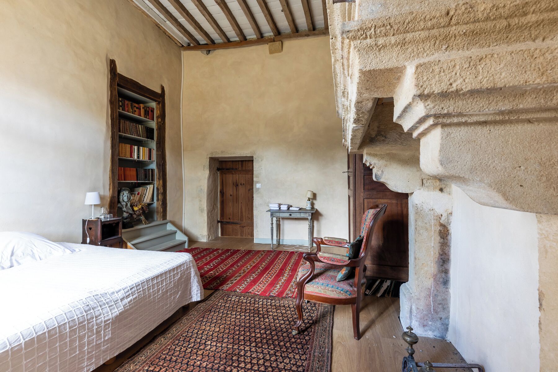 7 chambres, bureau, fer et planche à repasser, lit parapluie