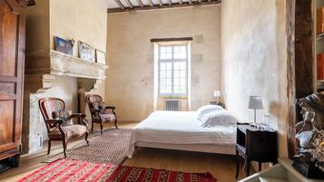 7 chambres, bureau, fer et planche à repasser, lit parapluie