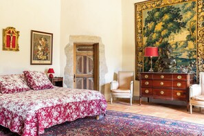 7 bedrooms, desk, iron/ironing board, travel cot