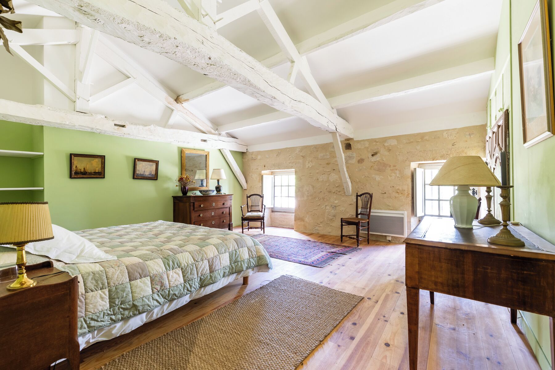 7 chambres, bureau, fer et planche à repasser, lit parapluie