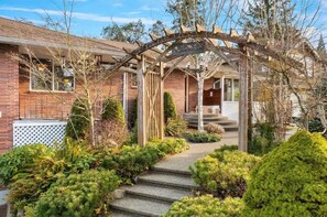 Property grounds - The Grand 5K! Near Ocean, Airpt (Burien)