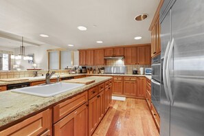 Mikrobølgeovn, ovn, oppvaskmaskin og brødrister