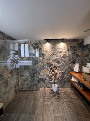 Exclusive Villa | Bathroom | Combined shower/tub, free toiletries, towels, soap