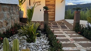 Una casa con fachada de piedra, puerta de madera y un letrero que dice 'Luxury Suite'.